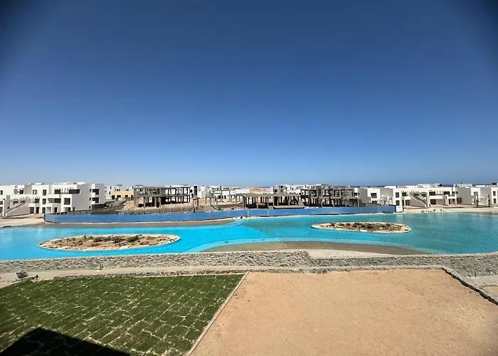 3 Bedrooms Penthouse With Sea View *